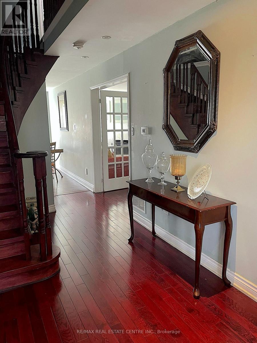 31 Castlehill Road, Brampton, Ontario  L6X 4E3 - Photo 4 - W12547764