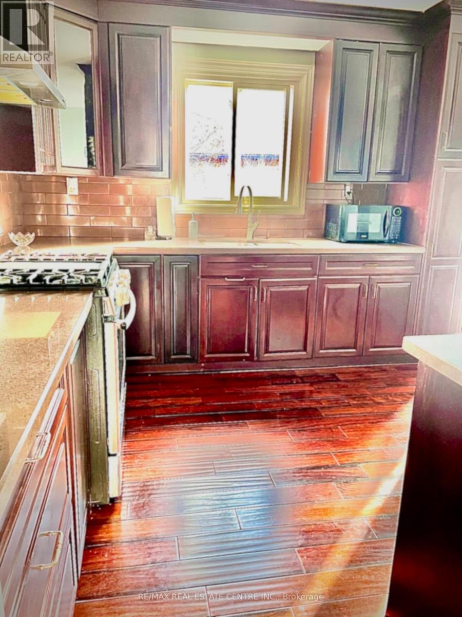 31 Castlehill Road, Brampton, Ontario  L6X 4E3 - Photo 7 - W12547764