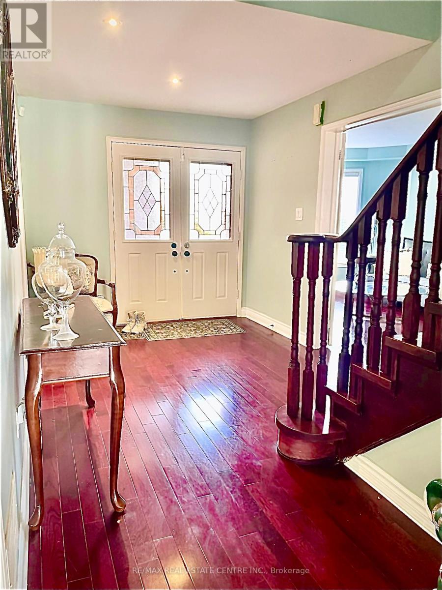 31 Castlehill Road, Brampton, Ontario  L6X 4E3 - Photo 5 - W12547764