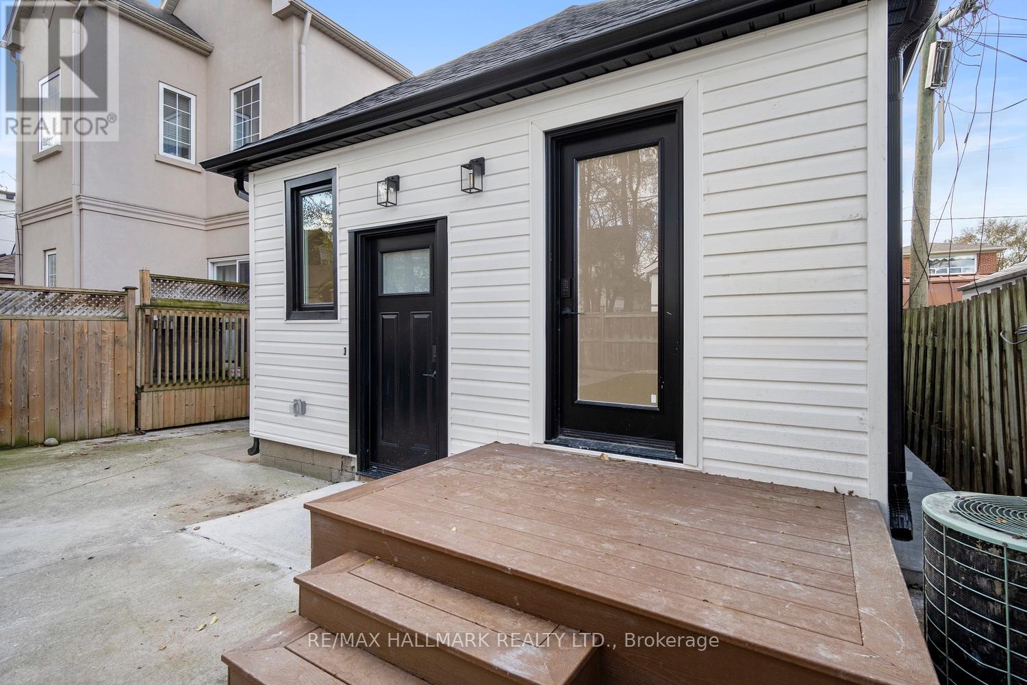 Upper - 709 Willard Avenue, Toronto, Ontario  M6S 3S7 - Photo 13 - W12549002
