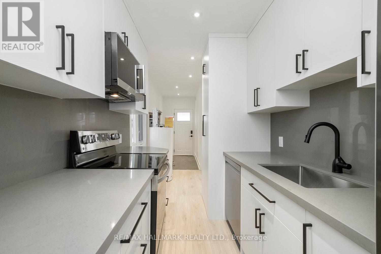 Upper - 709 Willard Avenue, Toronto, Ontario  M6S 3S7 - Photo 3 - W12549002