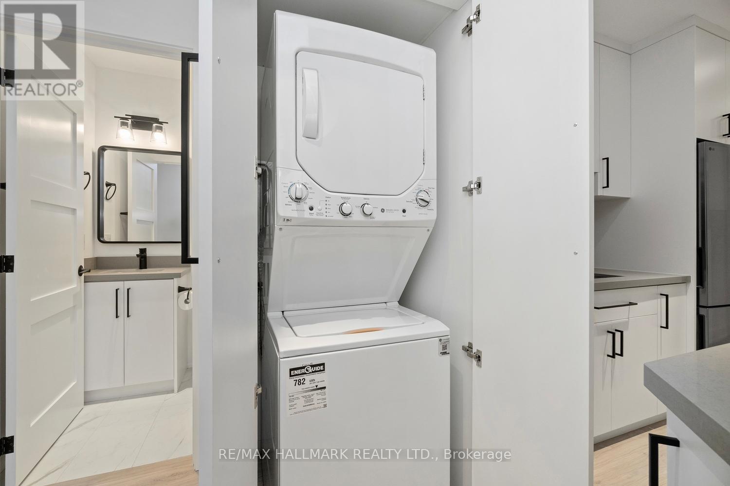 Upper - 709 Willard Avenue, Toronto, Ontario  M6S 3S7 - Photo 7 - W12549002