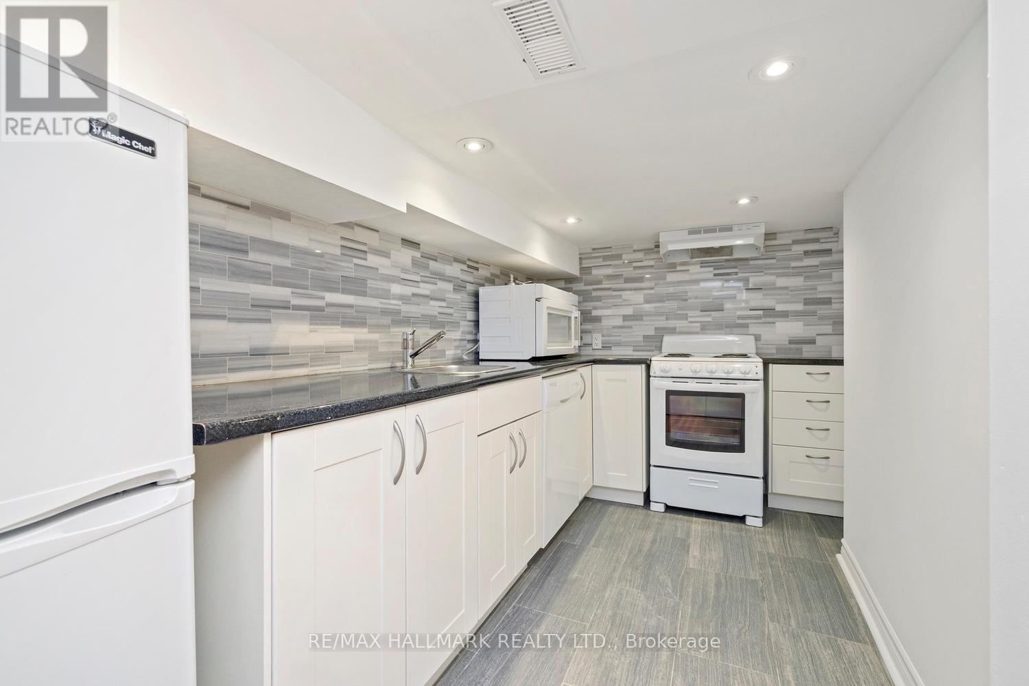 Lower - 709 Willard Avenue, Toronto, Ontario  M6S 3S7 - Photo 4 - W12556554