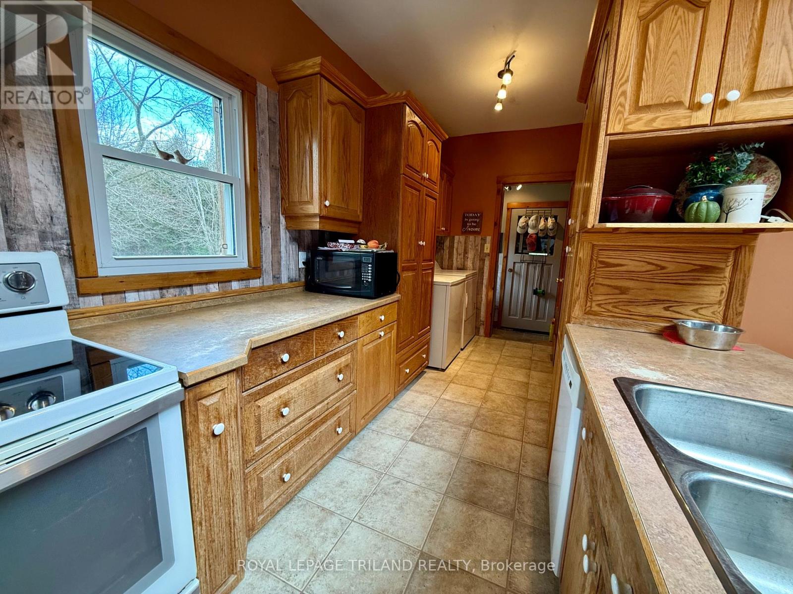 21622 Dundonald Road, Southwest Middlesex, Ontario  N0L 1M0 - Photo 21 - X12559918