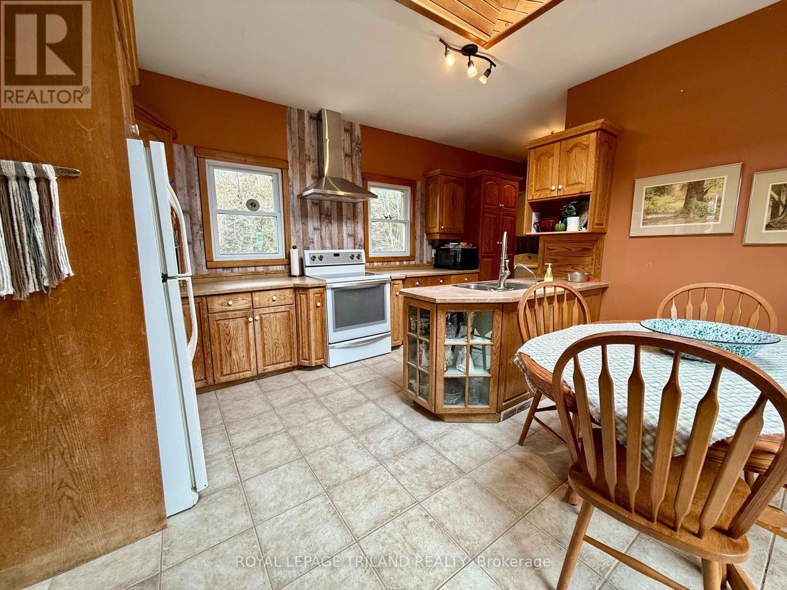 21622 Dundonald Road, Southwest Middlesex, Ontario  N0L 1M0 - Photo 26 - X12559918