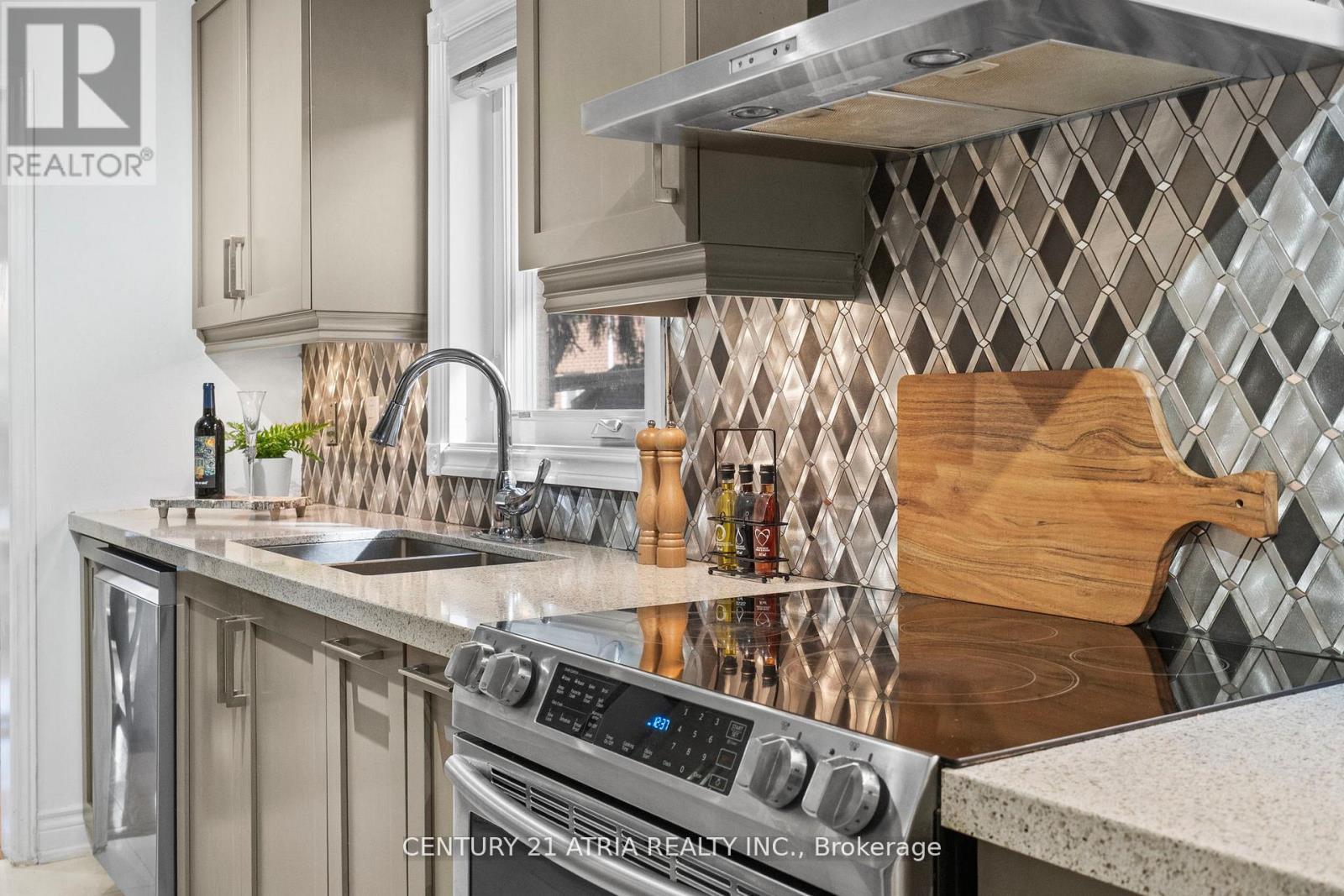 3837 Densbury Drive, Mississauga, Ontario L5N 6Z3 - Photo 13 - W12559642