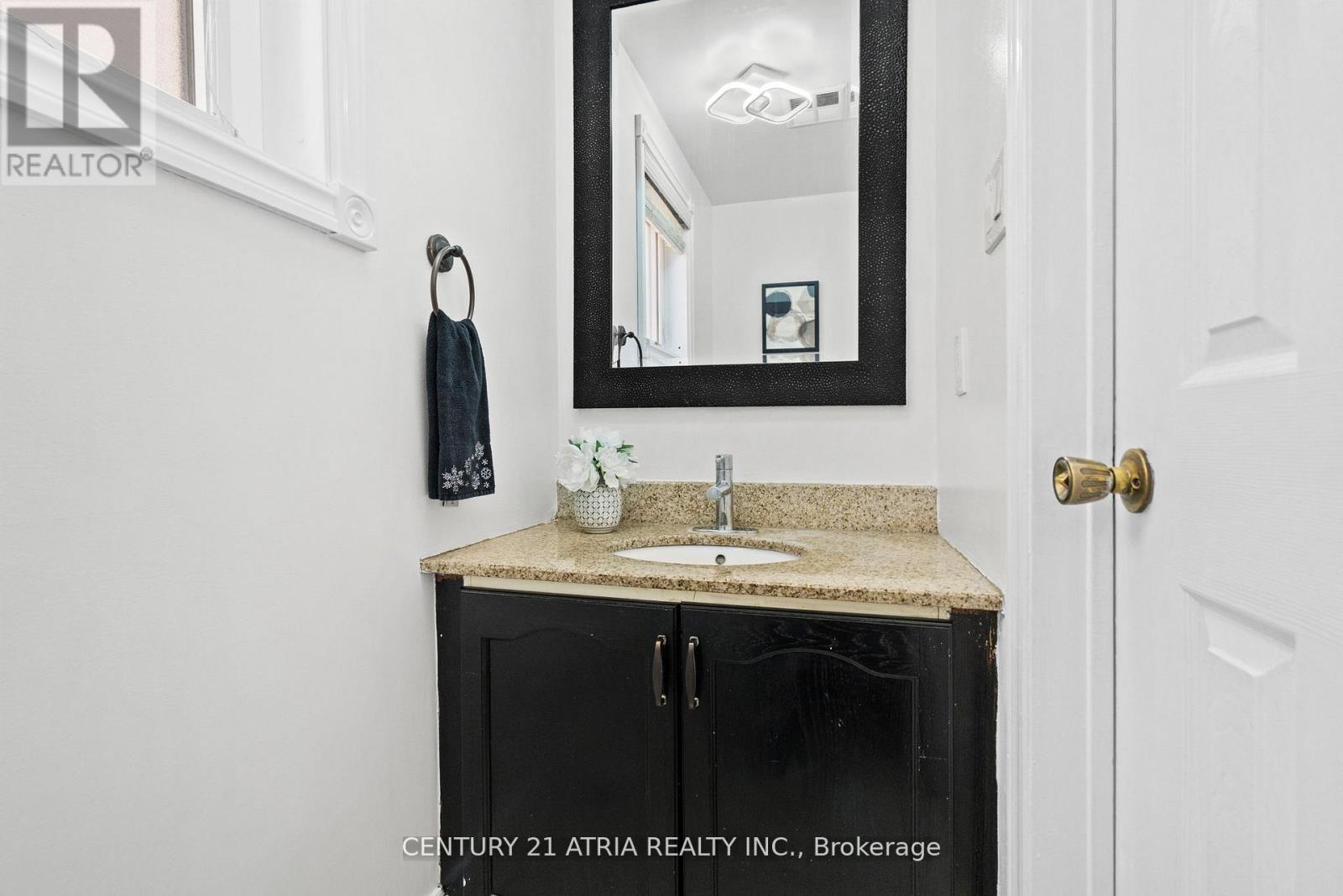 3837 Densbury Drive, Mississauga, Ontario L5N 6Z3 - Photo 22 - W12559642