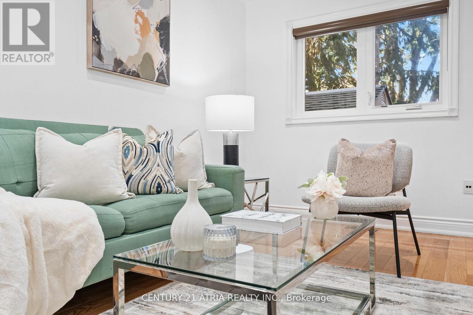 3837 Densbury Drive, Mississauga, Ontario L5N 6Z3 - Photo 4 - W12559642