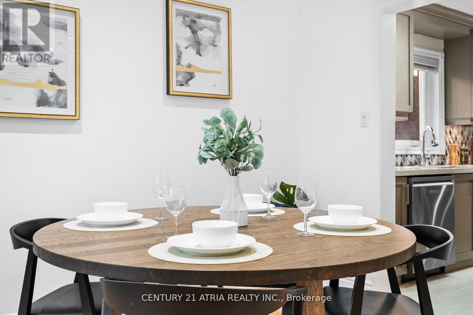 3837 Densbury Drive, Mississauga, Ontario L5N 6Z3 - Photo 5 - W12559642