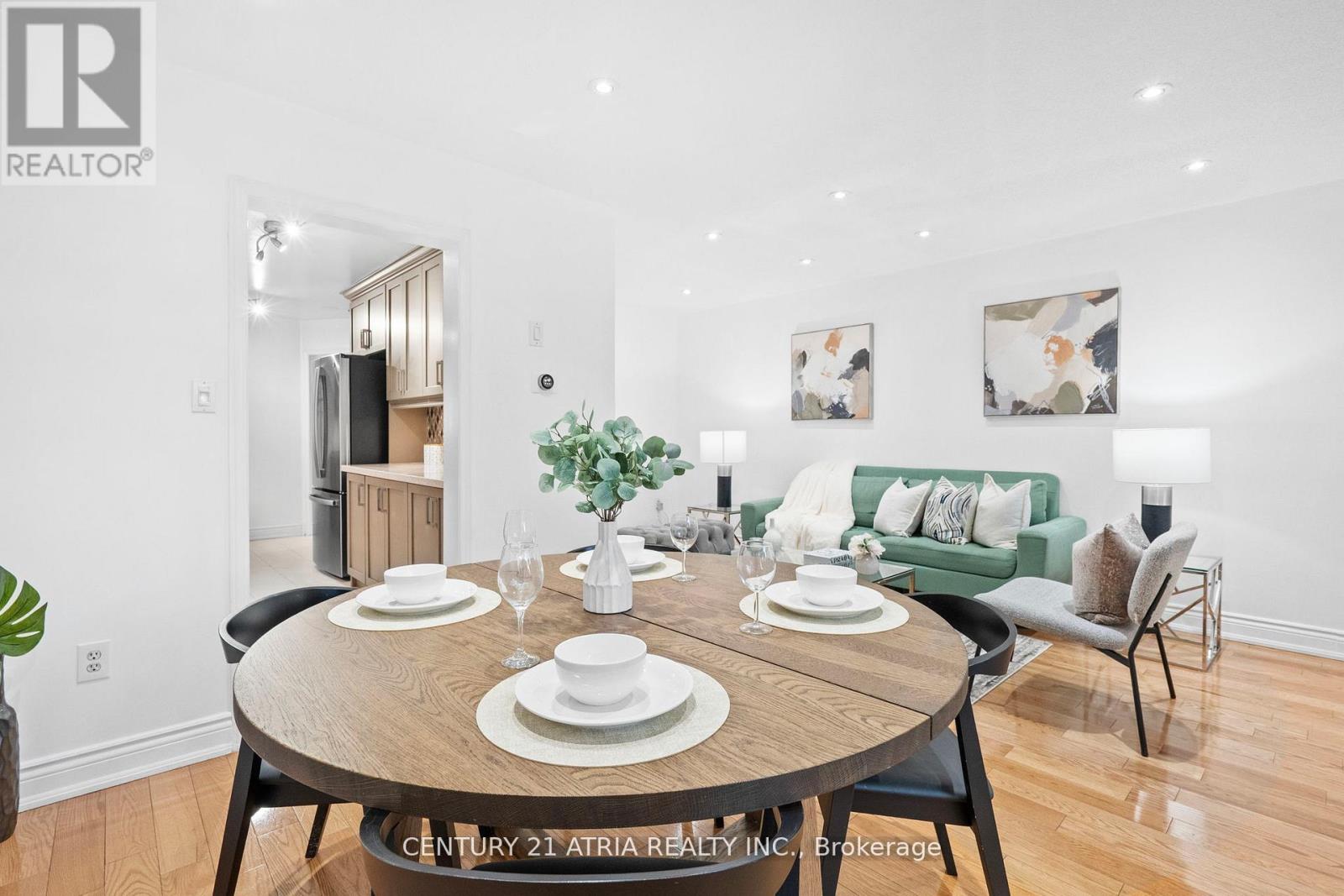 3837 Densbury Drive, Mississauga, Ontario L5N 6Z3 - Photo 9 - W12559642