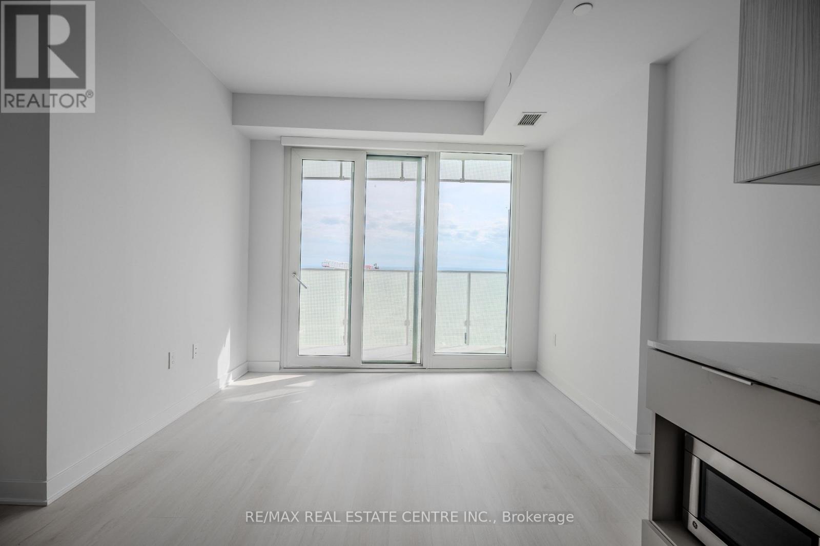 5306 - 3900 Confederation Pkwy Parkway, Mississauga, Ontario  L5B 0M3 - Photo 6 - W12559766