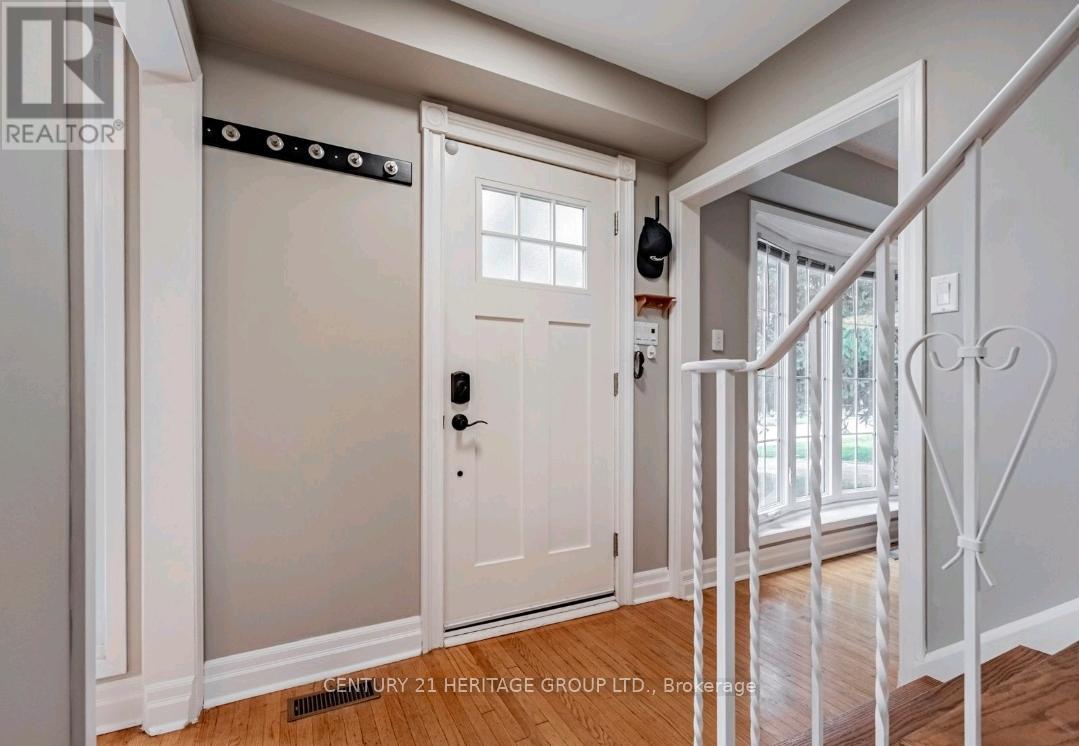 1081 Pearson Drive, Oakville, Ontario  L6H 2A9 - Photo 2 - W12559794