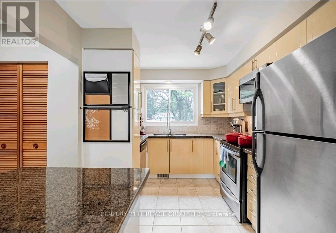 1081 Pearson Drive, Oakville, Ontario  L6H 2A9 - Photo 6 - W12559794