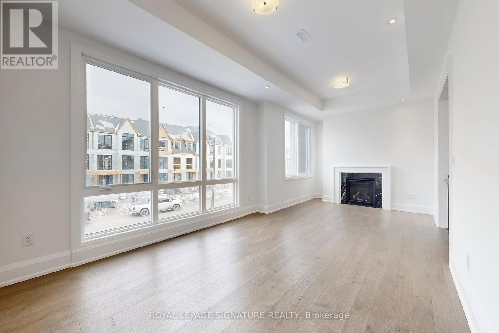 412 York Downs Boulevard, Markham, Ontario  L6C 3R4 - Photo 4 - N12396590