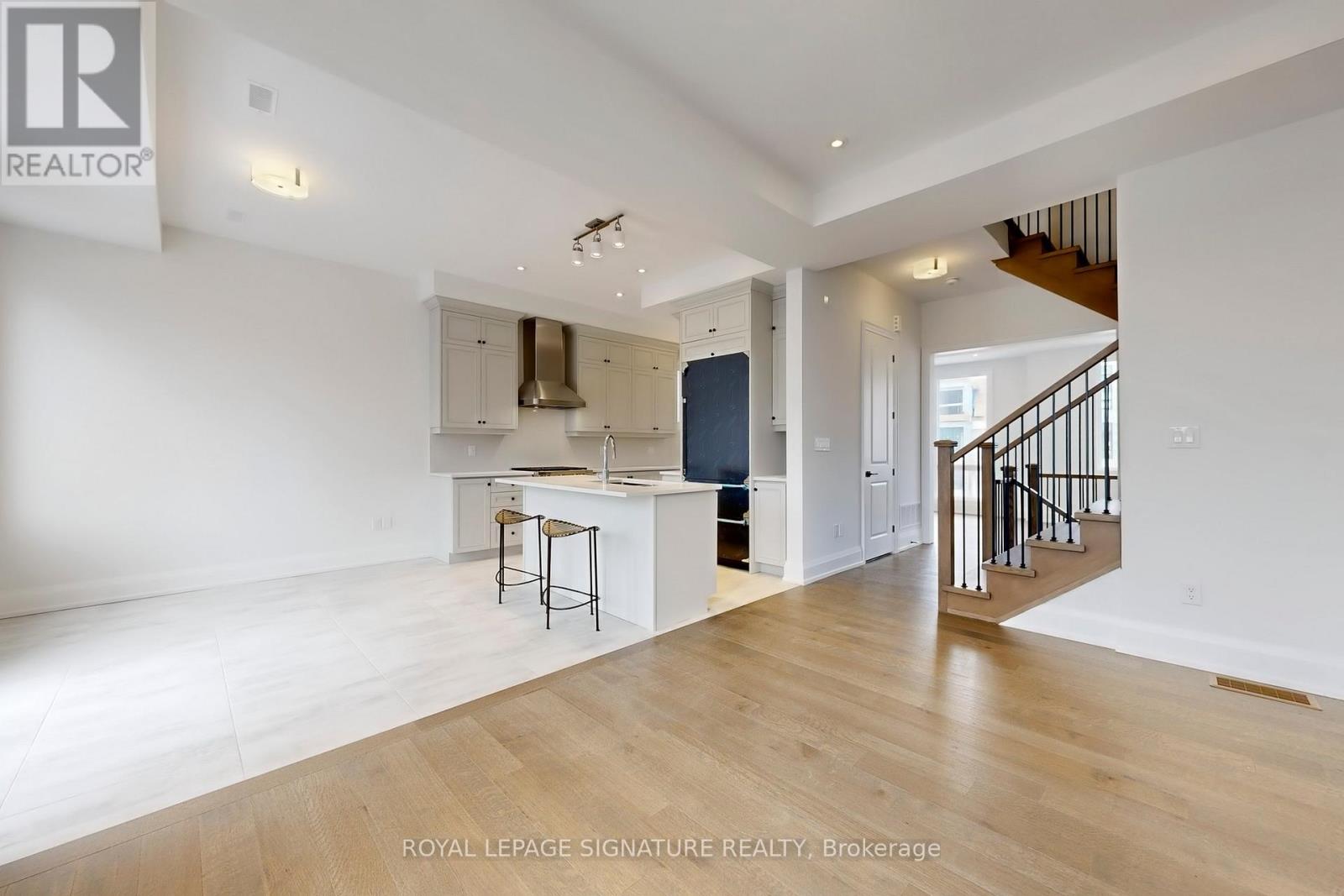 412 York Downs Boulevard, Markham, Ontario  L6C 3R4 - Photo 3 - N12396590