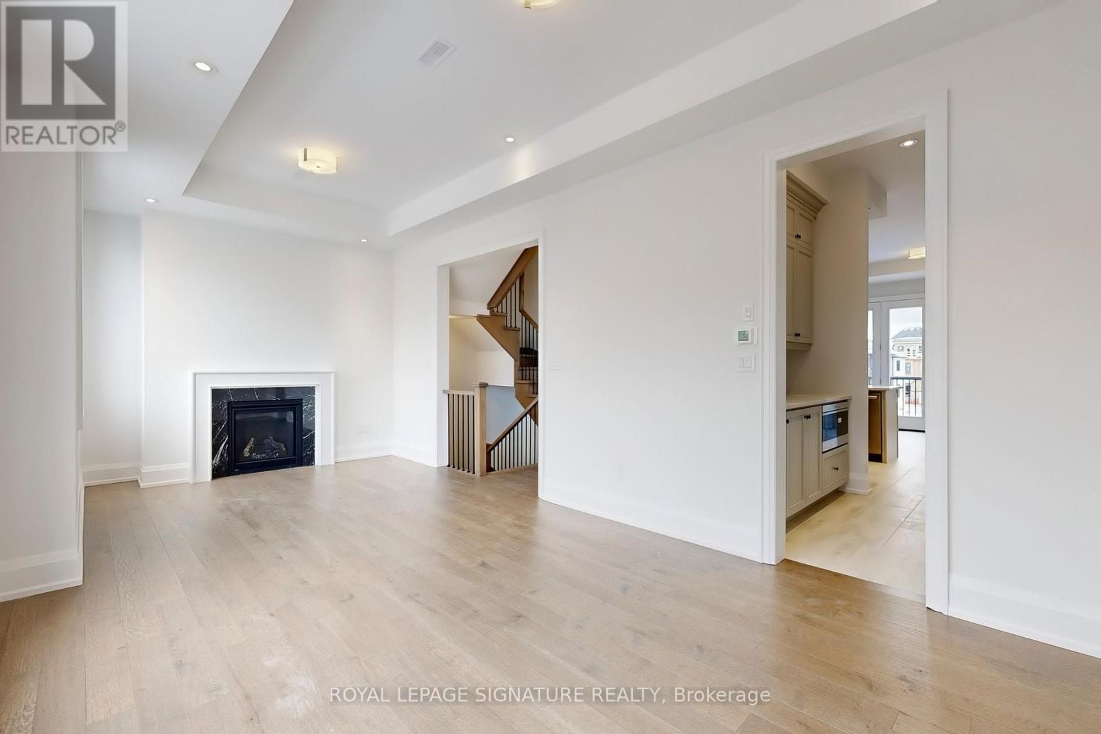 412 York Downs Boulevard, Markham, Ontario  L6C 3R4 - Photo 5 - N12396590