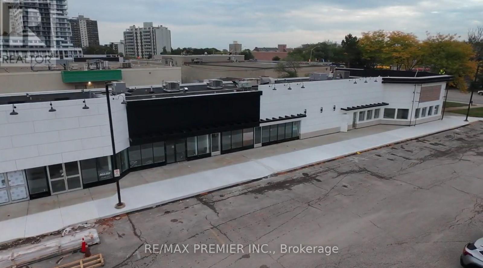 15 - 171 Speers Road, Oakville, Ontario  L6K 3W8 - Photo 2 - W12028460