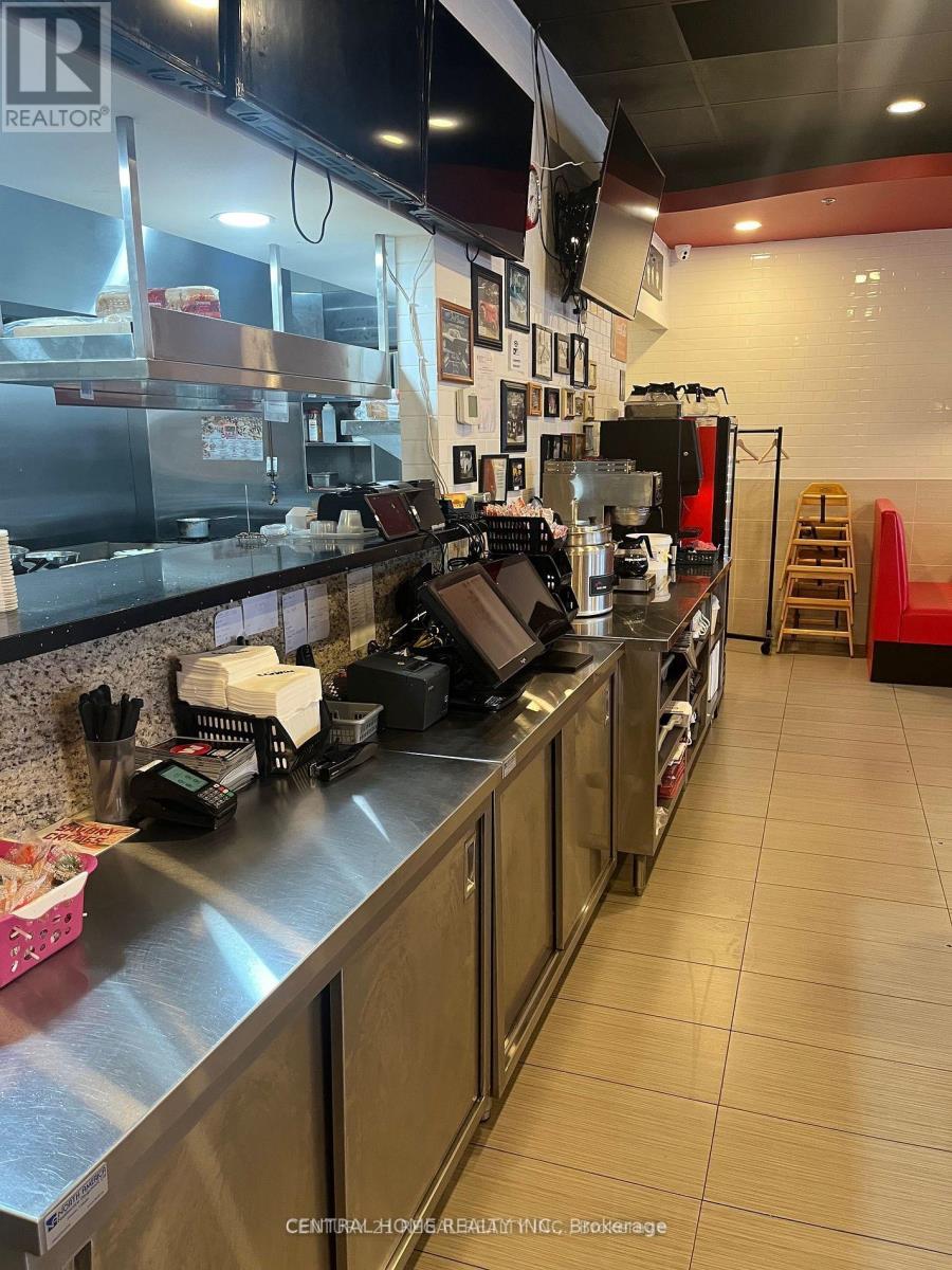 4 Banff Road, Uxbridge, Ontario  L9P 1S9 - Photo 3 - N12559916