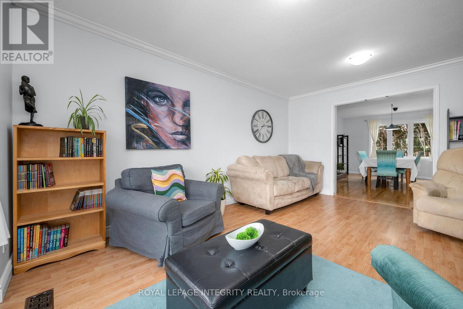 268 Mceachern Crescent, Ottawa, Ontario  K1E 3K5 - Photo 4 - X12559958