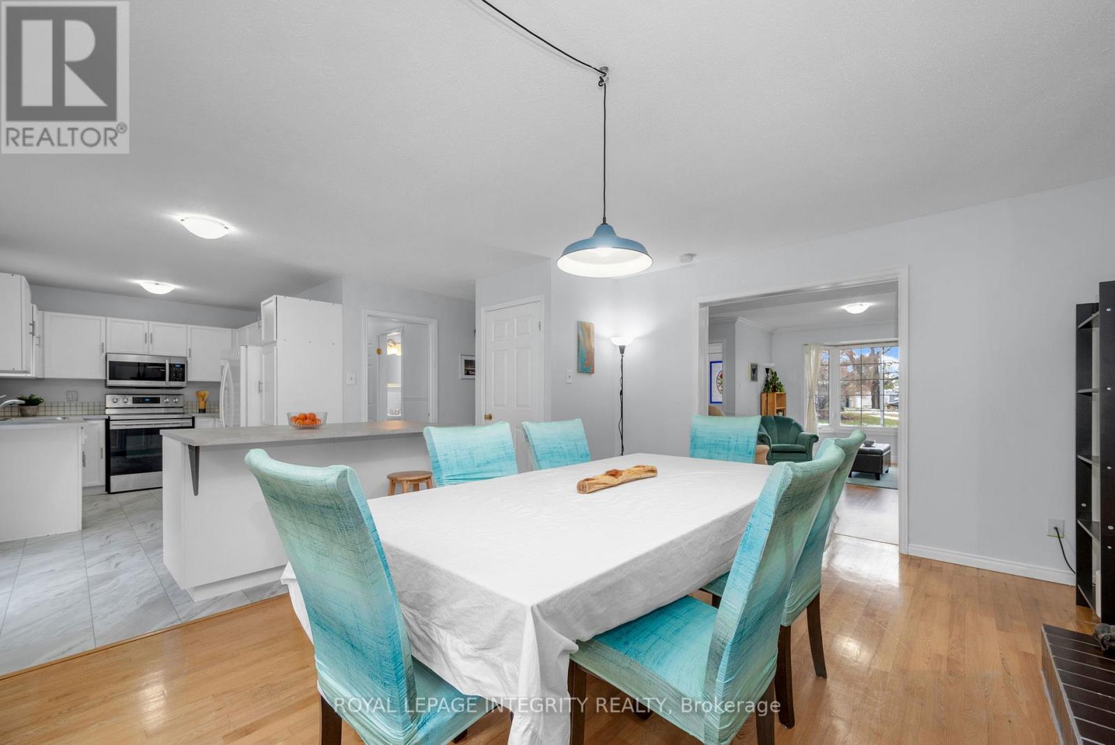 268 Mceachern Crescent, Ottawa, Ontario  K1E 3K5 - Photo 8 - X12559958