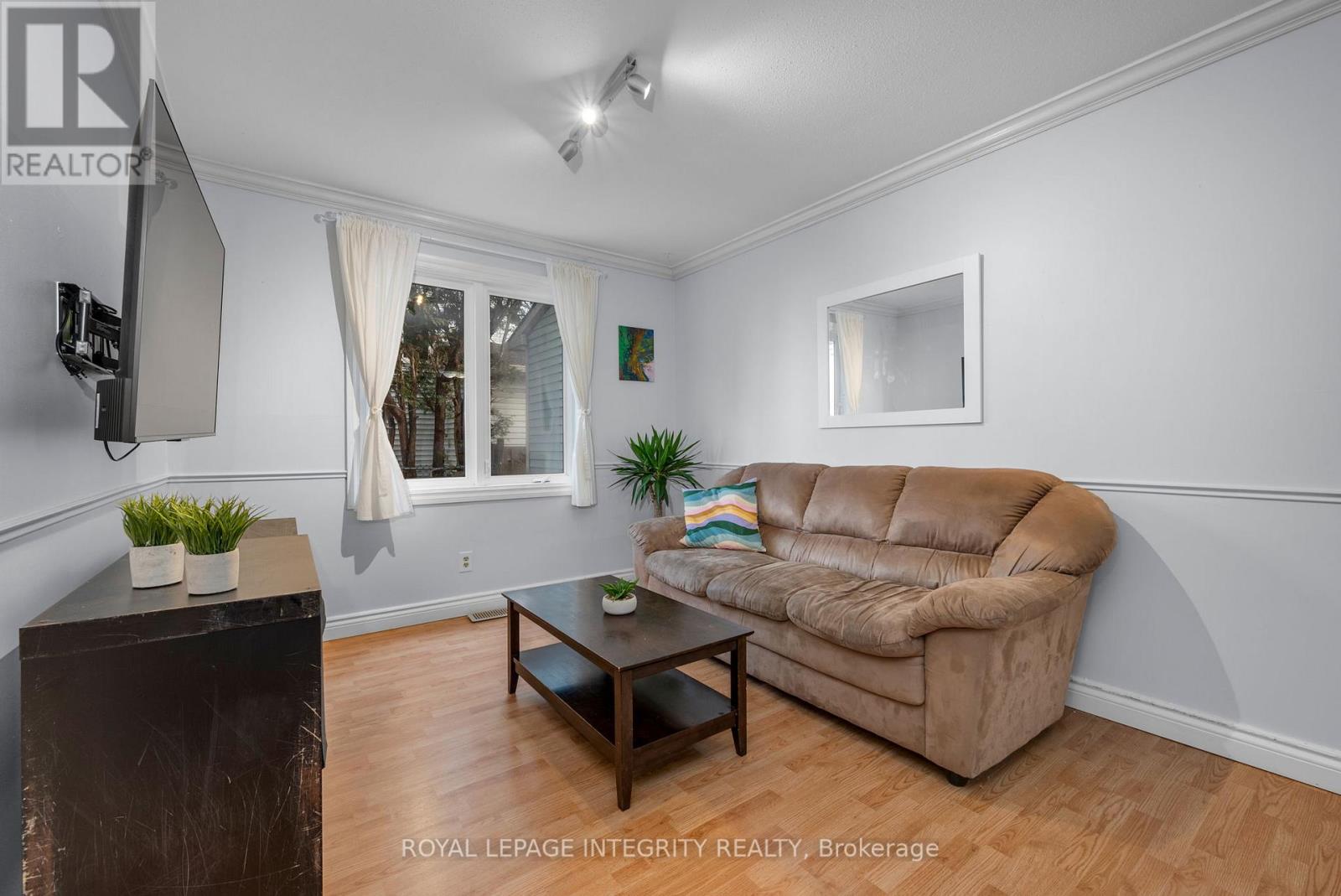 268 Mceachern Crescent, Ottawa, Ontario  K1E 3K5 - Photo 9 - X12559958