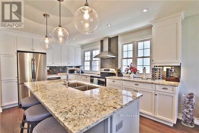 208 Pine Cove Road, Burlington, Ontario  L7N 1W2 - Photo 8 - W12559870