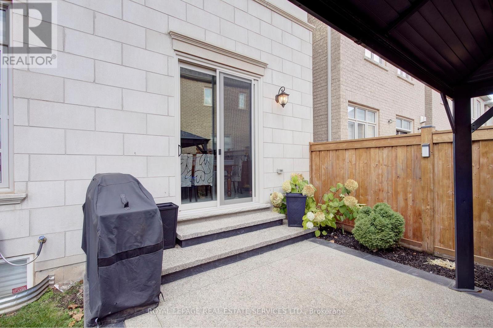 135 Zachary Crescent, Oakville, Ontario  L6H 0W1 - Photo 3 - W12559574