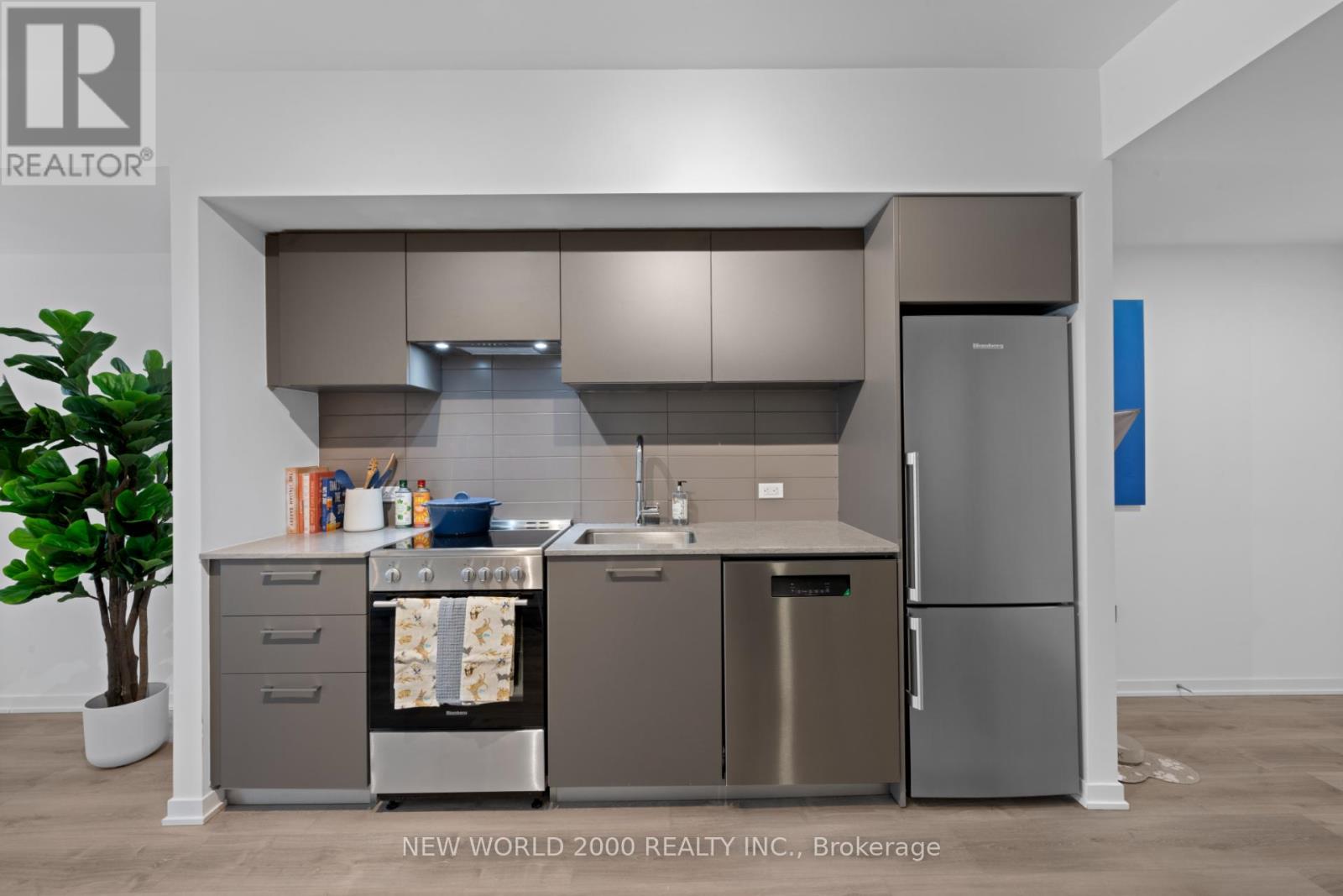 412 - 101 Roehampton Avenue, Toronto, Ontario  M4P 2W2 - Photo 2 - C12560066