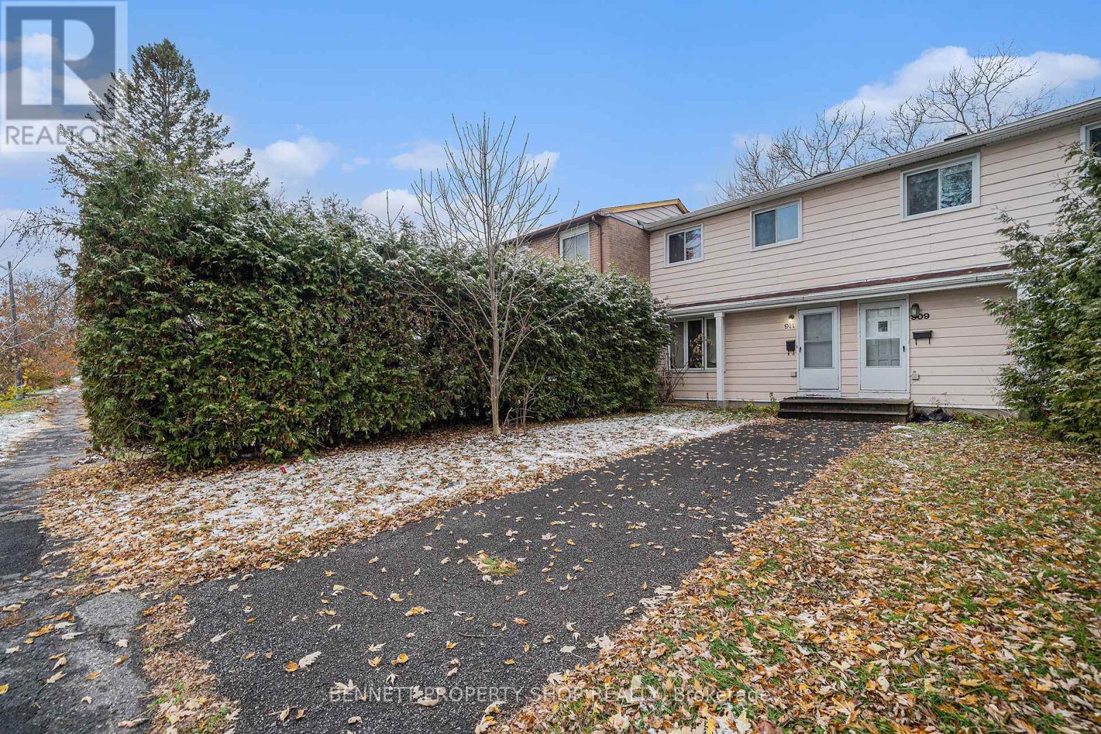 909 Greenbriar Avenue, Ottawa, Ontario  K2C 0J8 - Photo 2 - X12560146