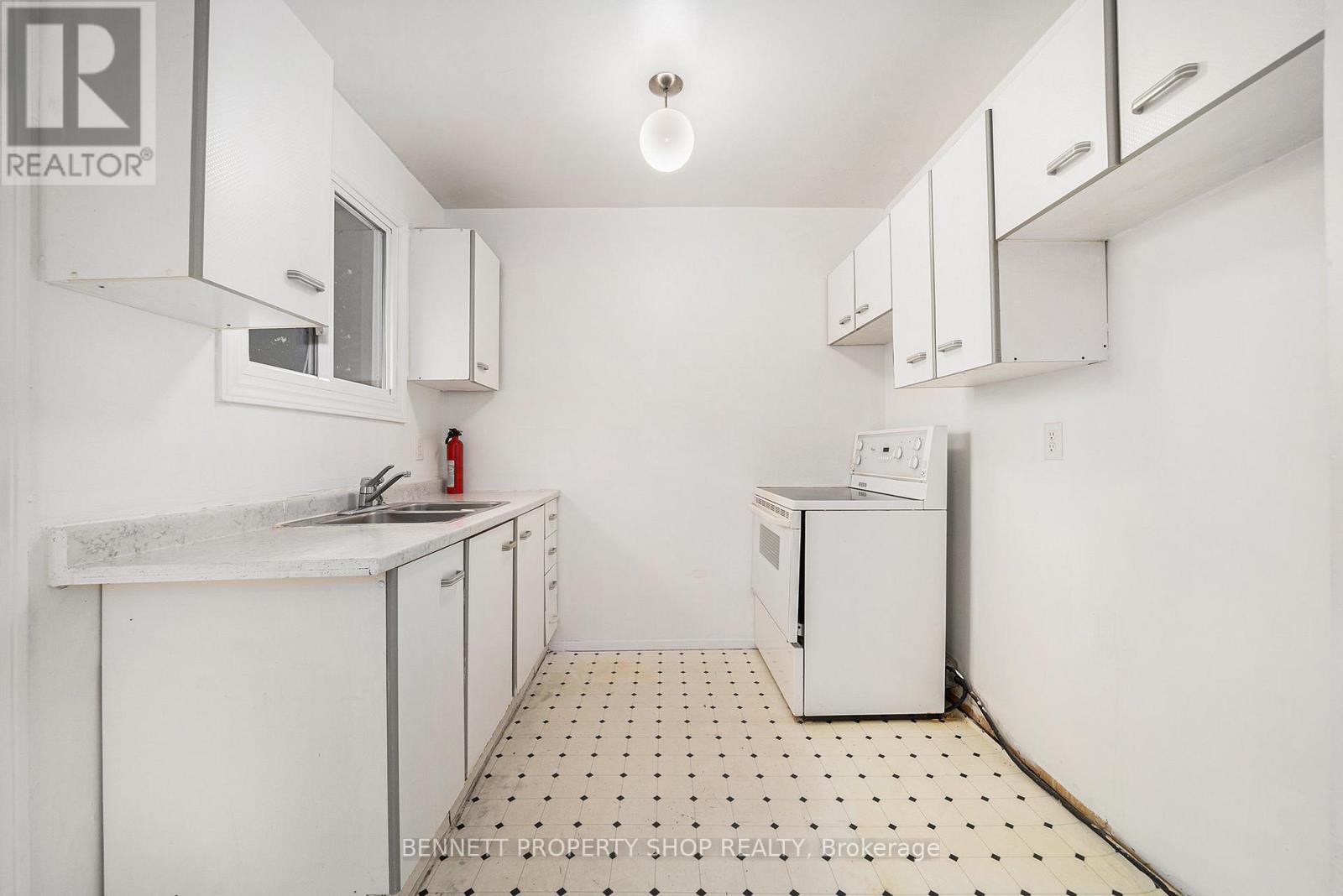 909 Greenbriar Avenue, Ottawa, Ontario  K2C 0J8 - Photo 5 - X12560146