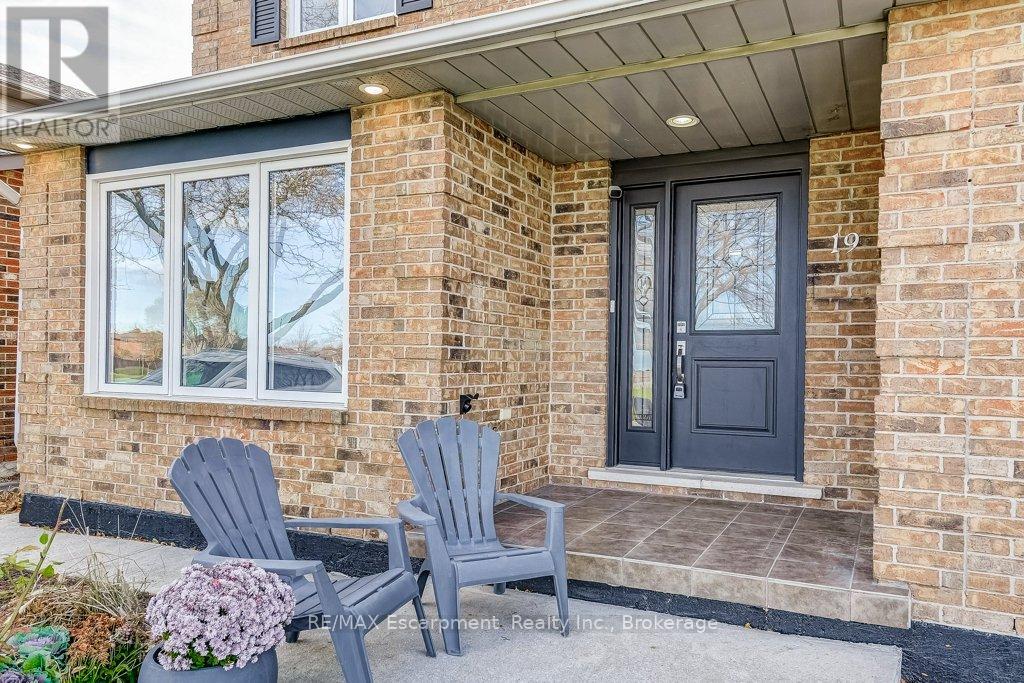 19 National Drive, Hamilton, Ontario  L8G 5C3 - Photo 2 - X12560212