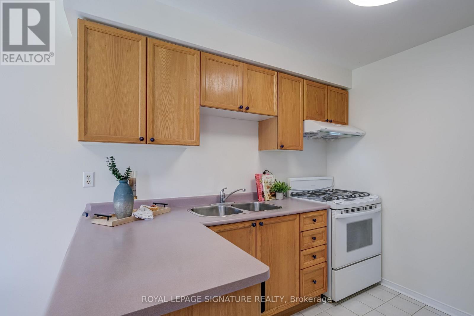 61 Cedarwood Crescent, Brampton, Ontario  L6X 4J9 - Photo 19 - W12559946