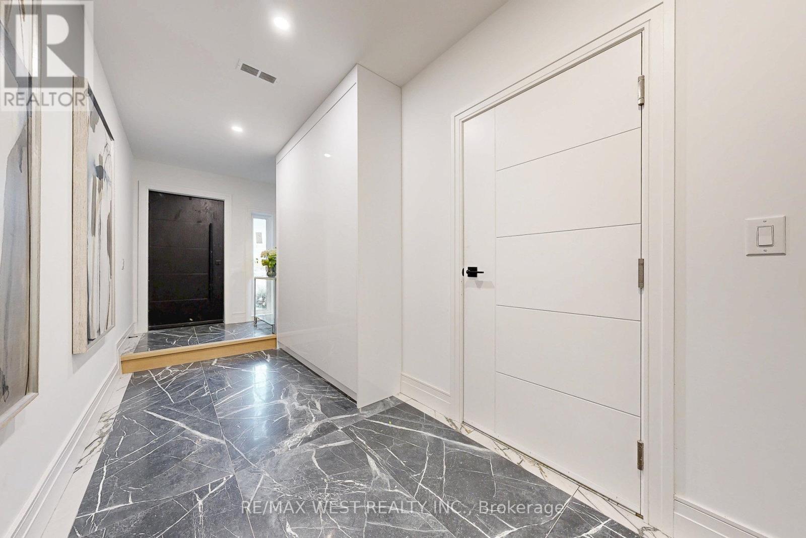 4 - 2639 R Dundas Street W, Toronto, Ontario  M6P 1X9 - Photo 2 - W12559960