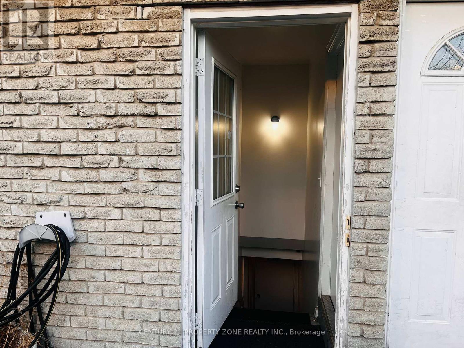 100 Sutherland Avenue, Brampton, Ontario  L6V 2H7 - Photo 2 - W12560090