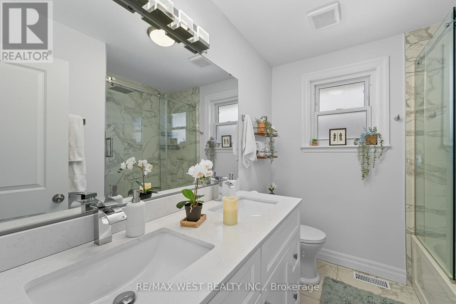 204 Jeffcoat Drive, Toronto, Ontario  M9W 3C9 - Photo 11 - W12560122