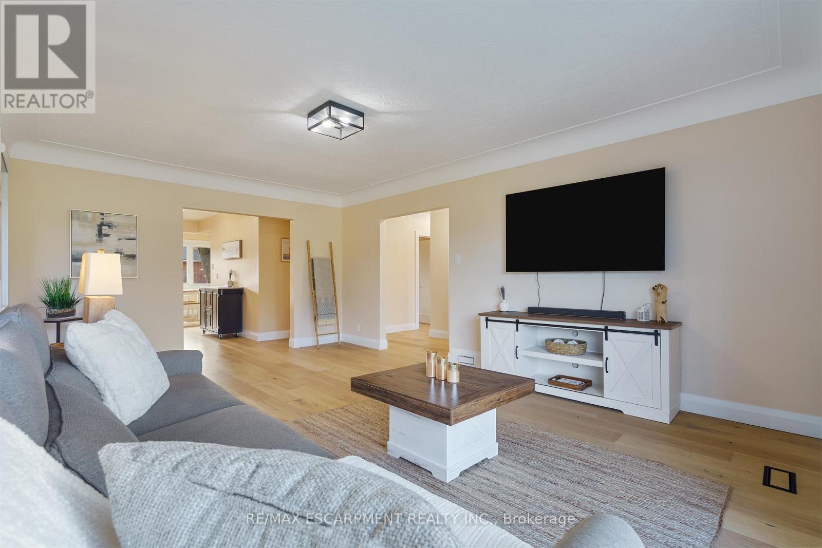 11 Mcmaster Avenue, Hamilton, Ontario  L9H 4M6 - Photo 10 - X12560078