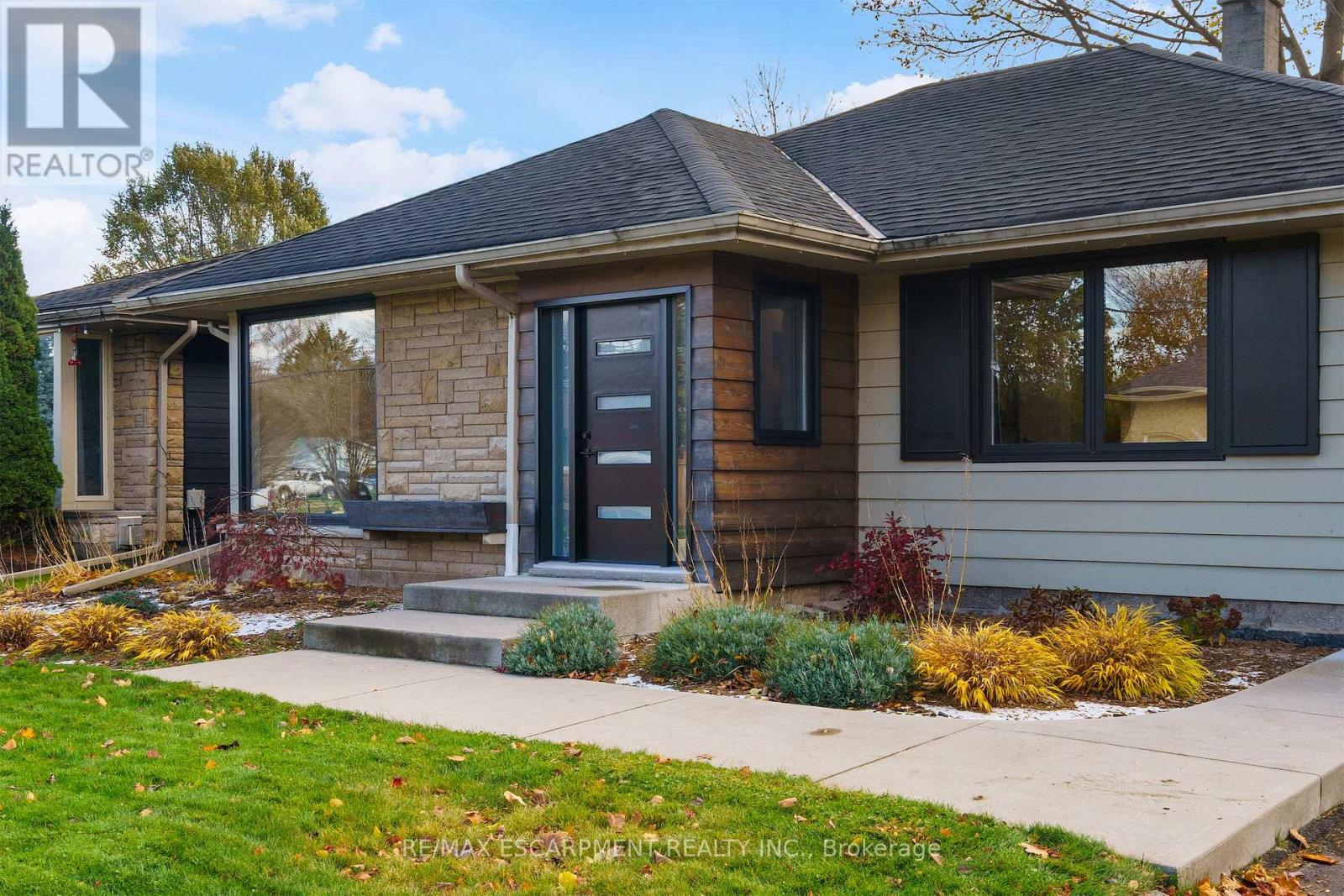 11 Mcmaster Avenue, Hamilton, Ontario  L9H 4M6 - Photo 3 - X12560078