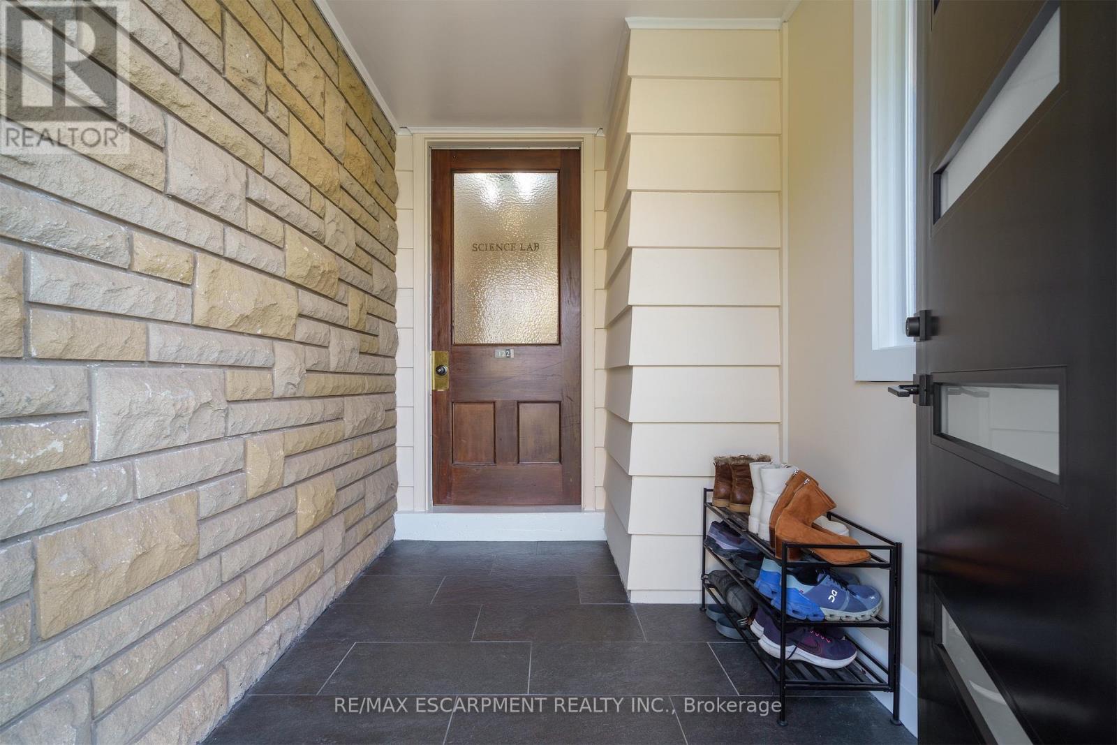 11 Mcmaster Avenue, Hamilton, Ontario  L9H 4M6 - Photo 4 - X12560078