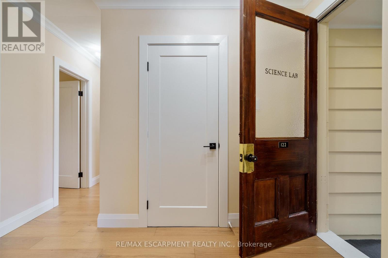 11 Mcmaster Avenue, Hamilton, Ontario  L9H 4M6 - Photo 5 - X12560078