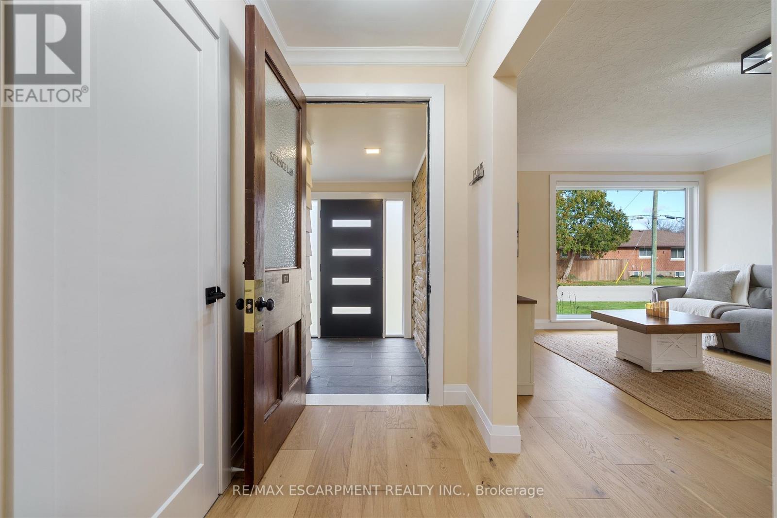 11 Mcmaster Avenue, Hamilton, Ontario  L9H 4M6 - Photo 6 - X12560078