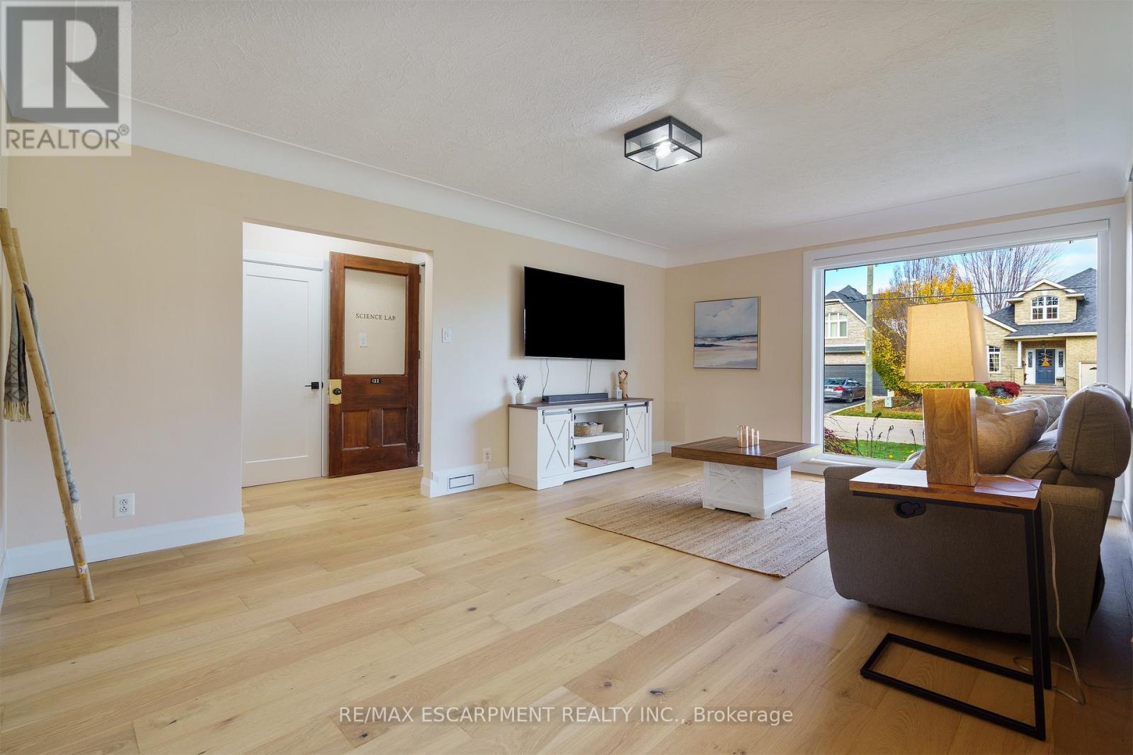 11 Mcmaster Avenue, Hamilton, Ontario  L9H 4M6 - Photo 8 - X12560078