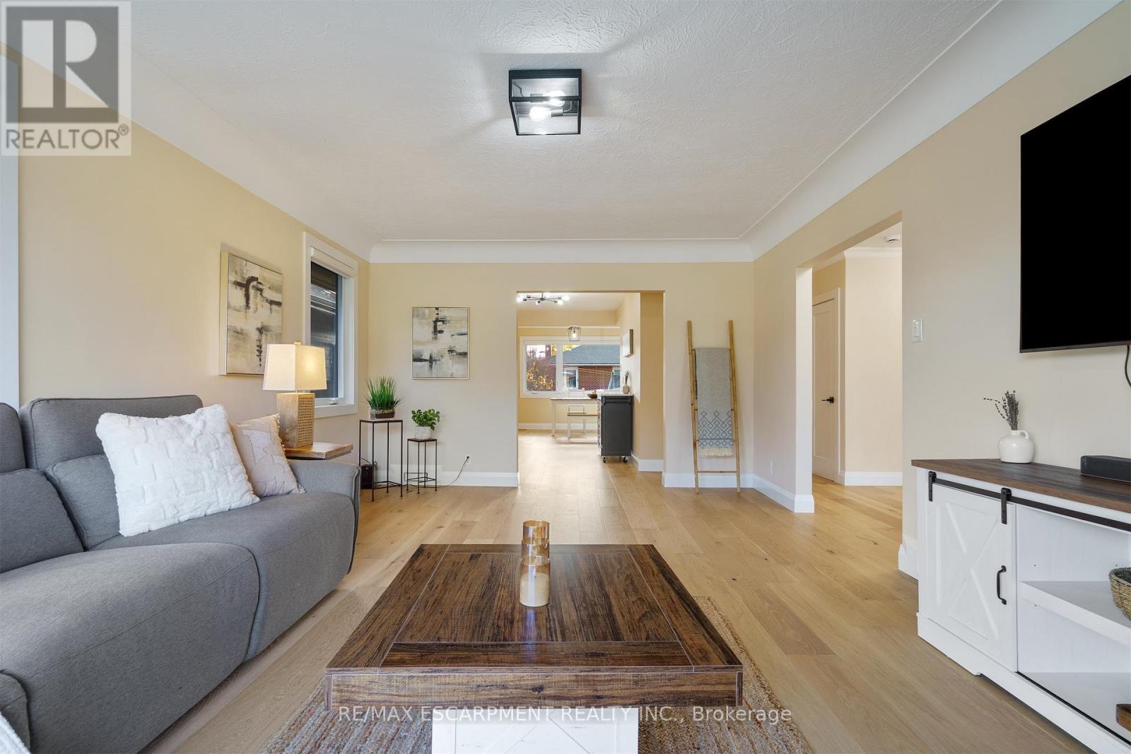 11 Mcmaster Avenue, Hamilton, Ontario  L9H 4M6 - Photo 9 - X12560078