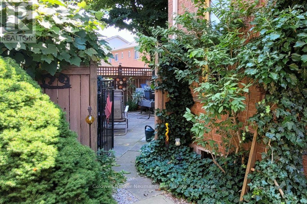 13 Pressed Brick Drive, Brampton, Ontario  L6V 4K8 - Photo 2 - W12550314