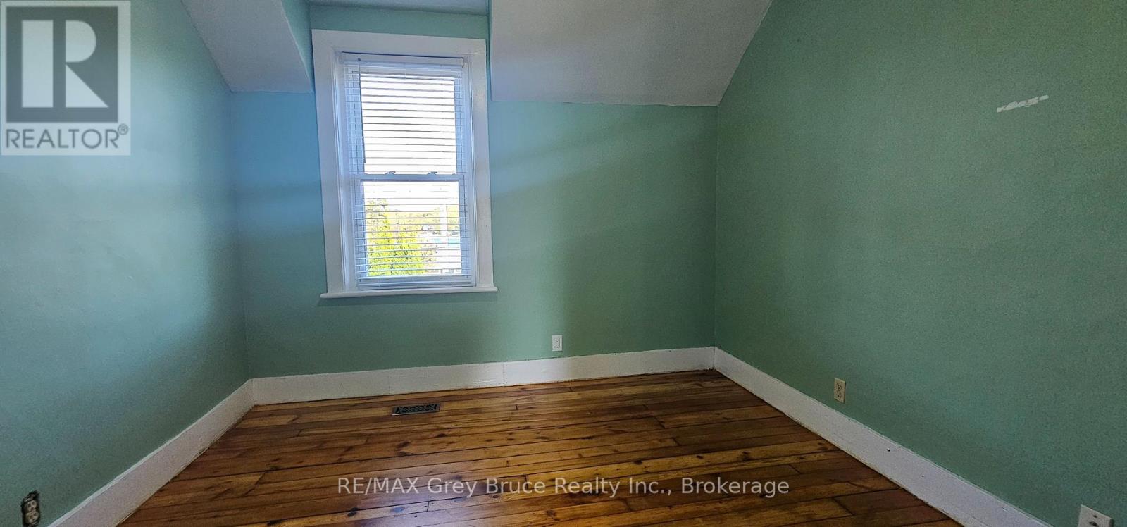 8 Helen Street, Northern Bruce Peninsula, Ontario  N0H 1W0 - Photo 38 - X12378159