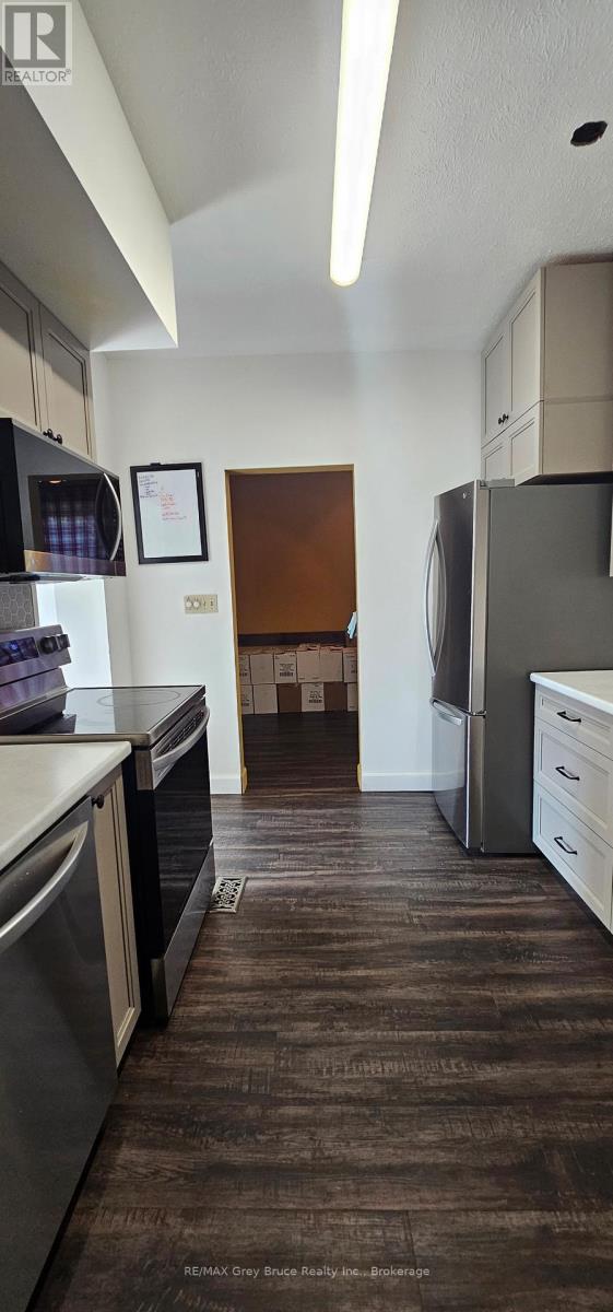 8 Helen Street, Northern Bruce Peninsula, Ontario  N0H 1W0 - Photo 34 - X12378159