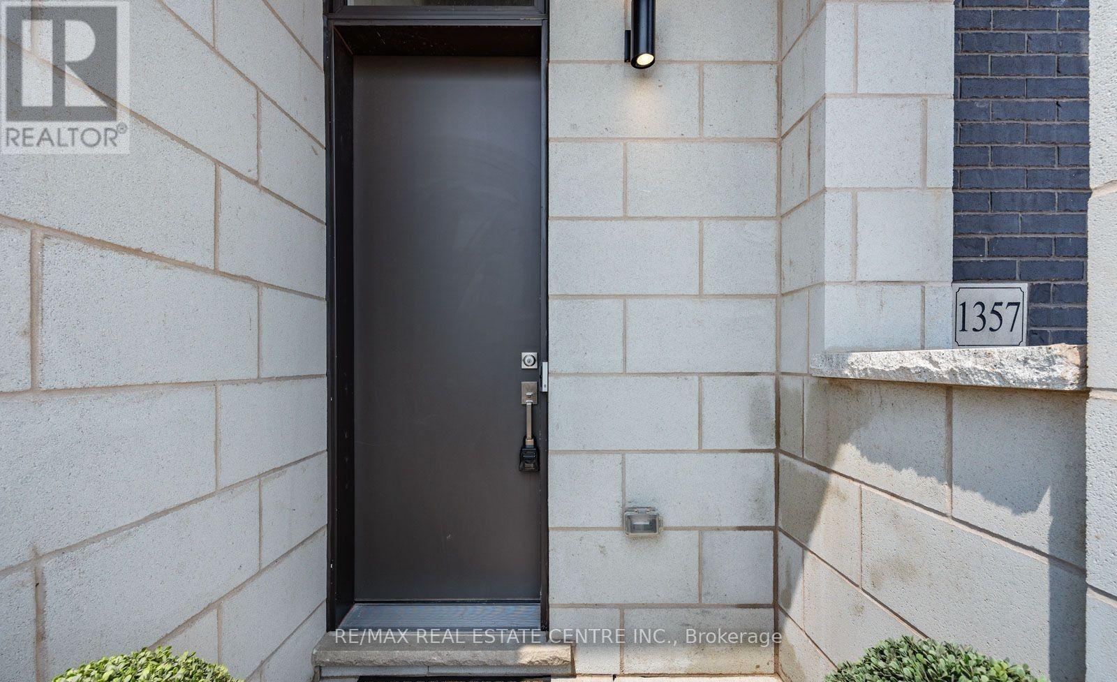 1357 Shevchenko Boulevard, Oakville, Ontario  L6M 4L8 - Photo 2 - W12559838