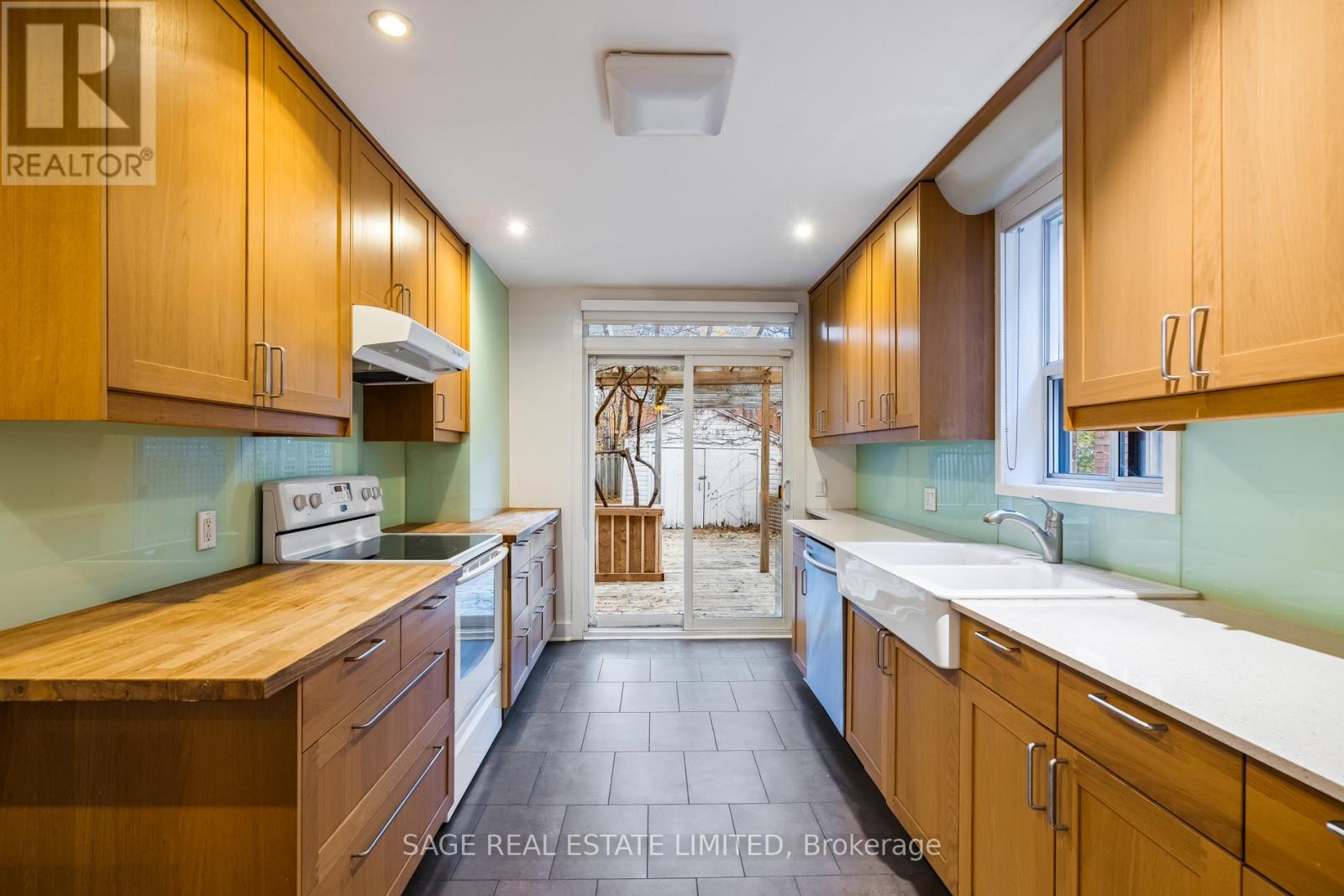 27 Peveril Hill N, Toronto, Ontario  M6C 3A9 - Photo 16 - C12560240