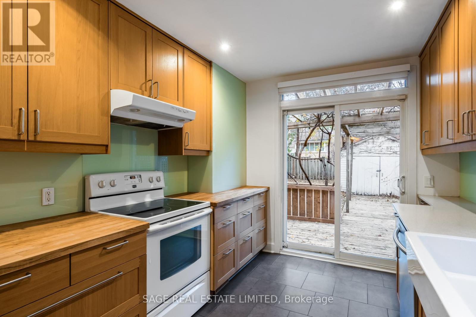 27 Peveril Hill N, Toronto, Ontario  M6C 3A9 - Photo 18 - C12560240