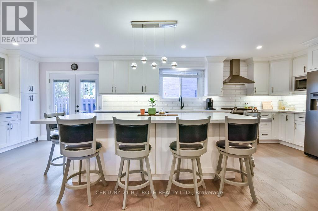 58 Collings Avenue, Bradford West Gwillimbury, Ontario  L3Z 1S3 - Photo 5 - N12560150