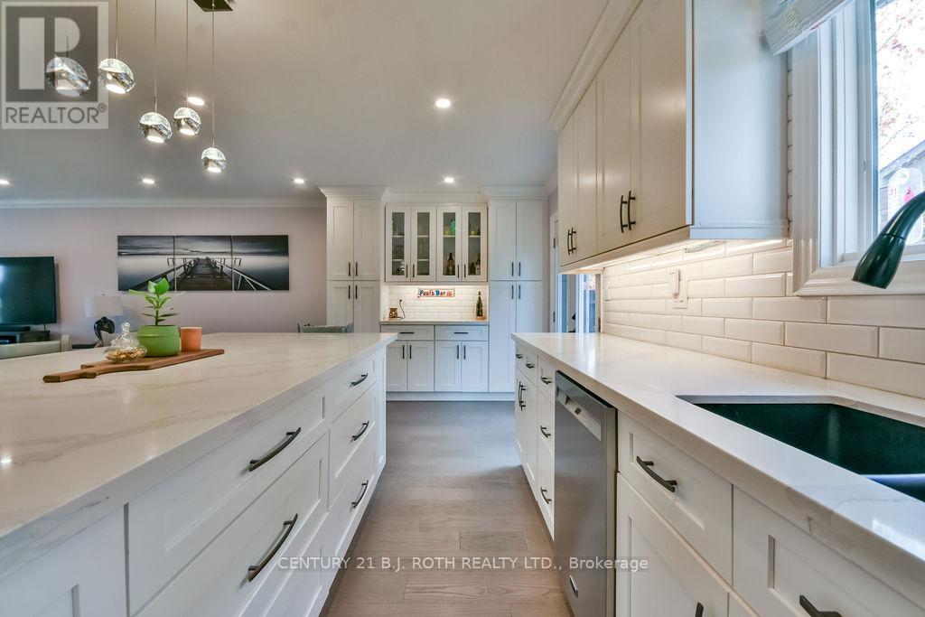 58 Collings Avenue, Bradford West Gwillimbury, Ontario  L3Z 1S3 - Photo 6 - N12560150